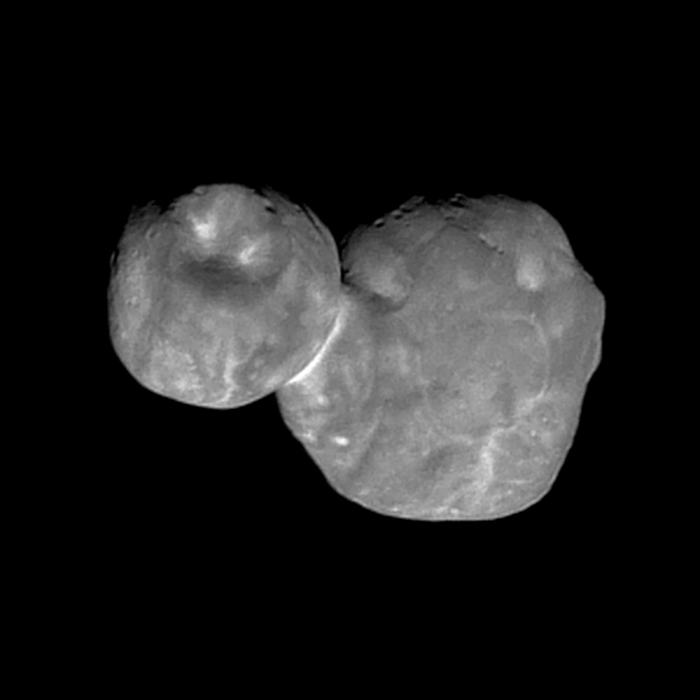 Arrokoth mit zwei miteinander verbundenen Lappen, Schwarzweißaufnahme von New Horizons