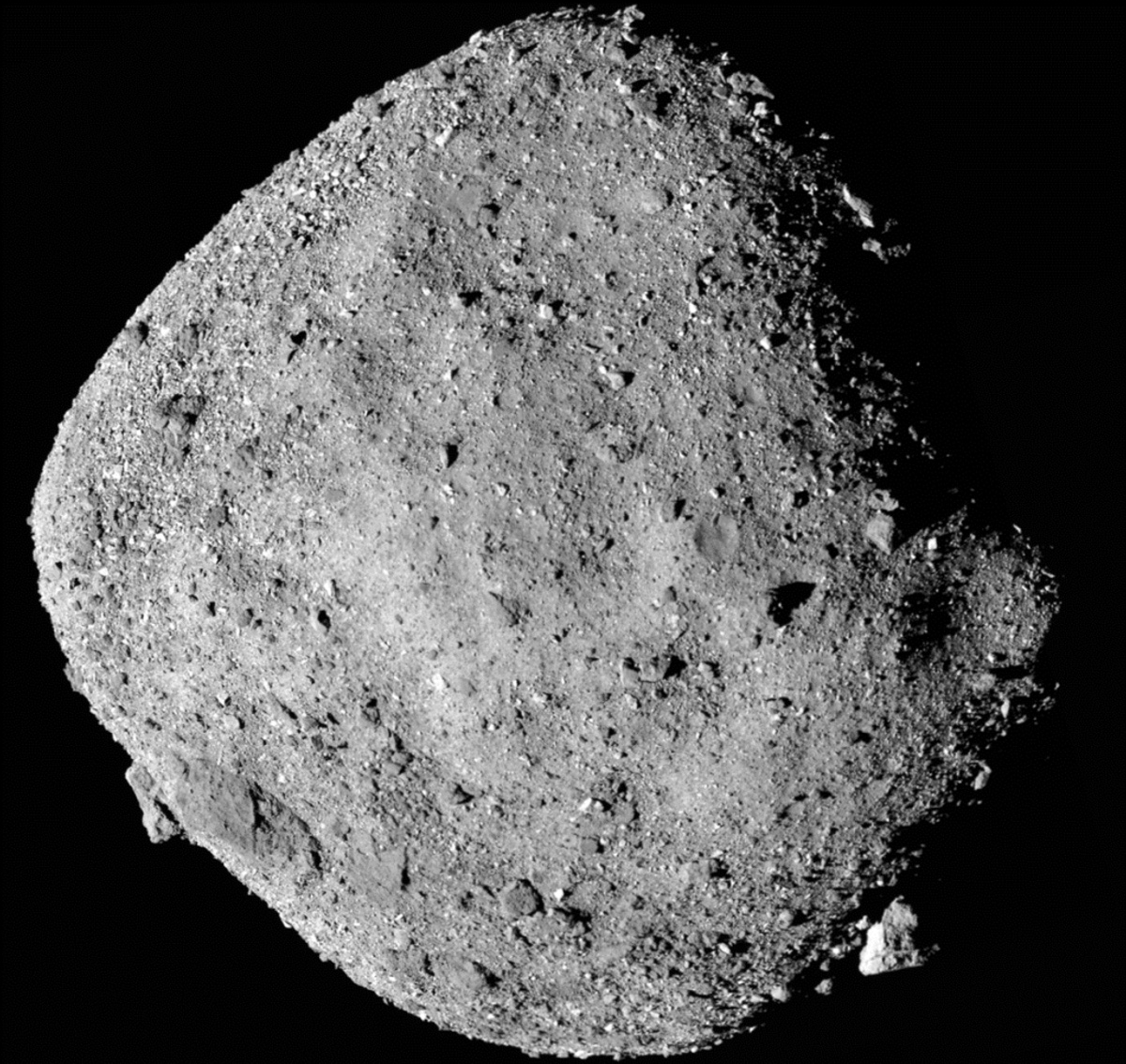 Asteroid Bennu mit kantiger Form und einer Oberfläche voller Felsbrocken, Mosaik von OSIRIS-REx