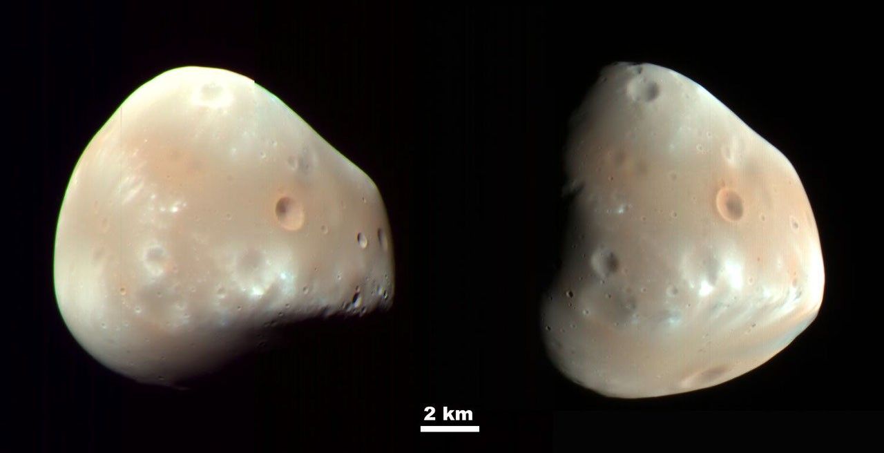 Zwei HiRISE-Ansichten desselben Mondes Deimos, mit glatten Gebieten und frischen Kratern; eingeblendeter Maßstabsbalken zwei Kilometer
