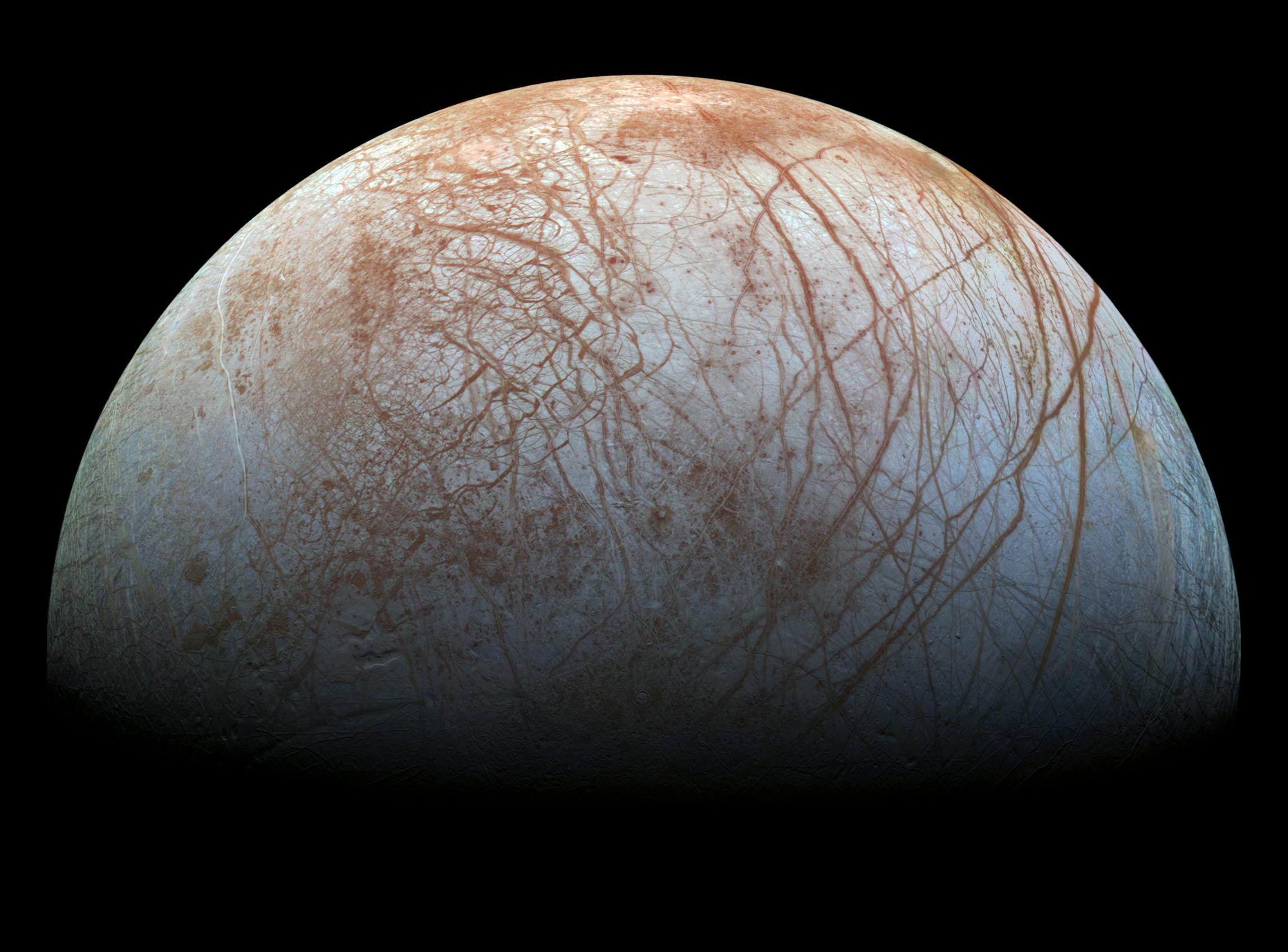 Europas helle Eisoberfläche mit langen rötlich-braunen Linien, Galileo-Farbmosaik