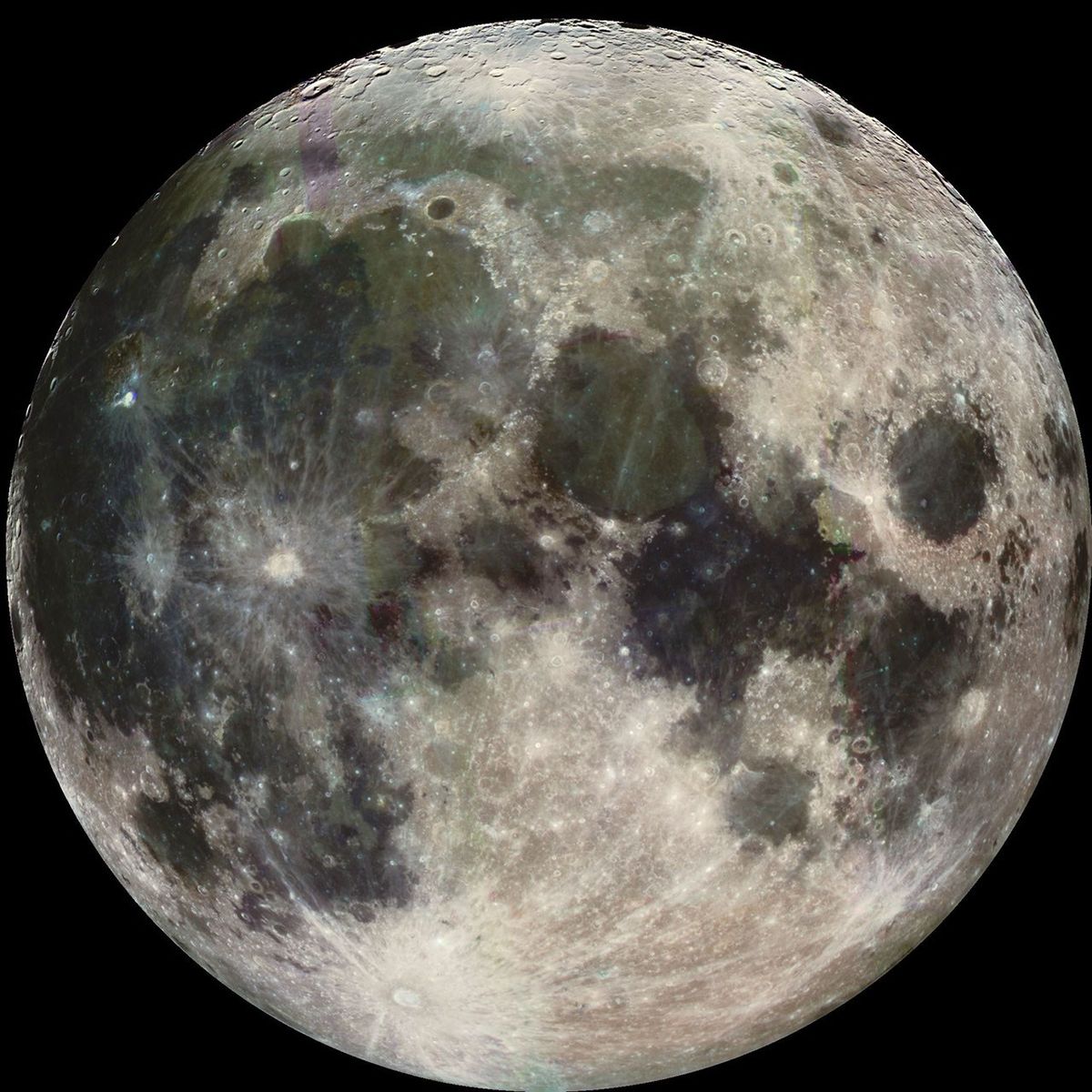 Galileo-Aufnahme des Mondes mit dunklen Lavaebenen und hellen Kraterstrahlen; Farben verstärkt