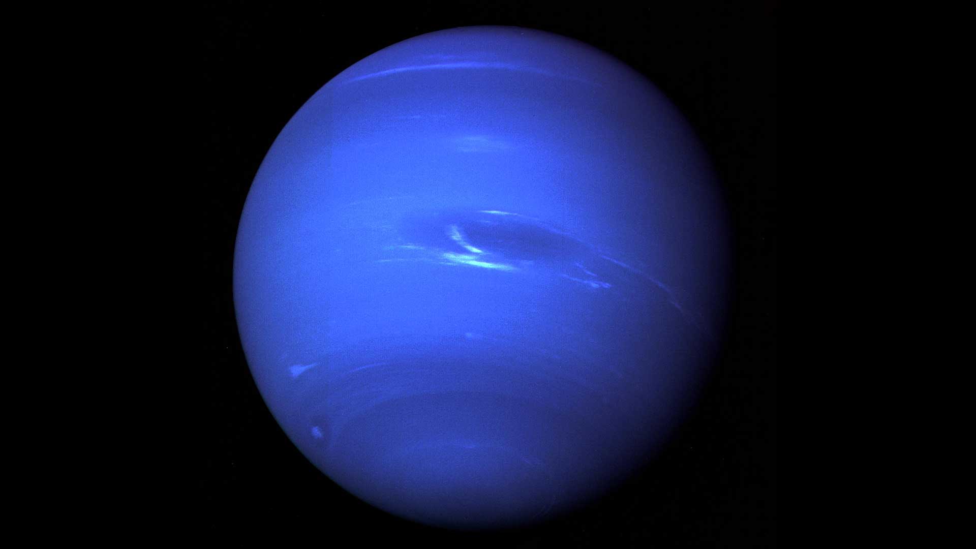 Voyager-2-Ansicht des Neptun mit Wolkenbändern und einem dunklen Wirbel