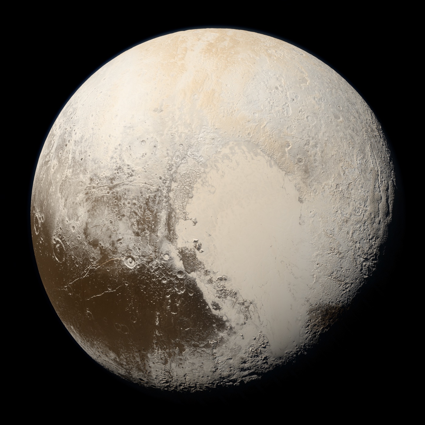 Pluto mit heller herzförmiger Region und bräunlich-dunklen Gebieten, aufgenommen von New Horizons in annähernd natürlichen Farben