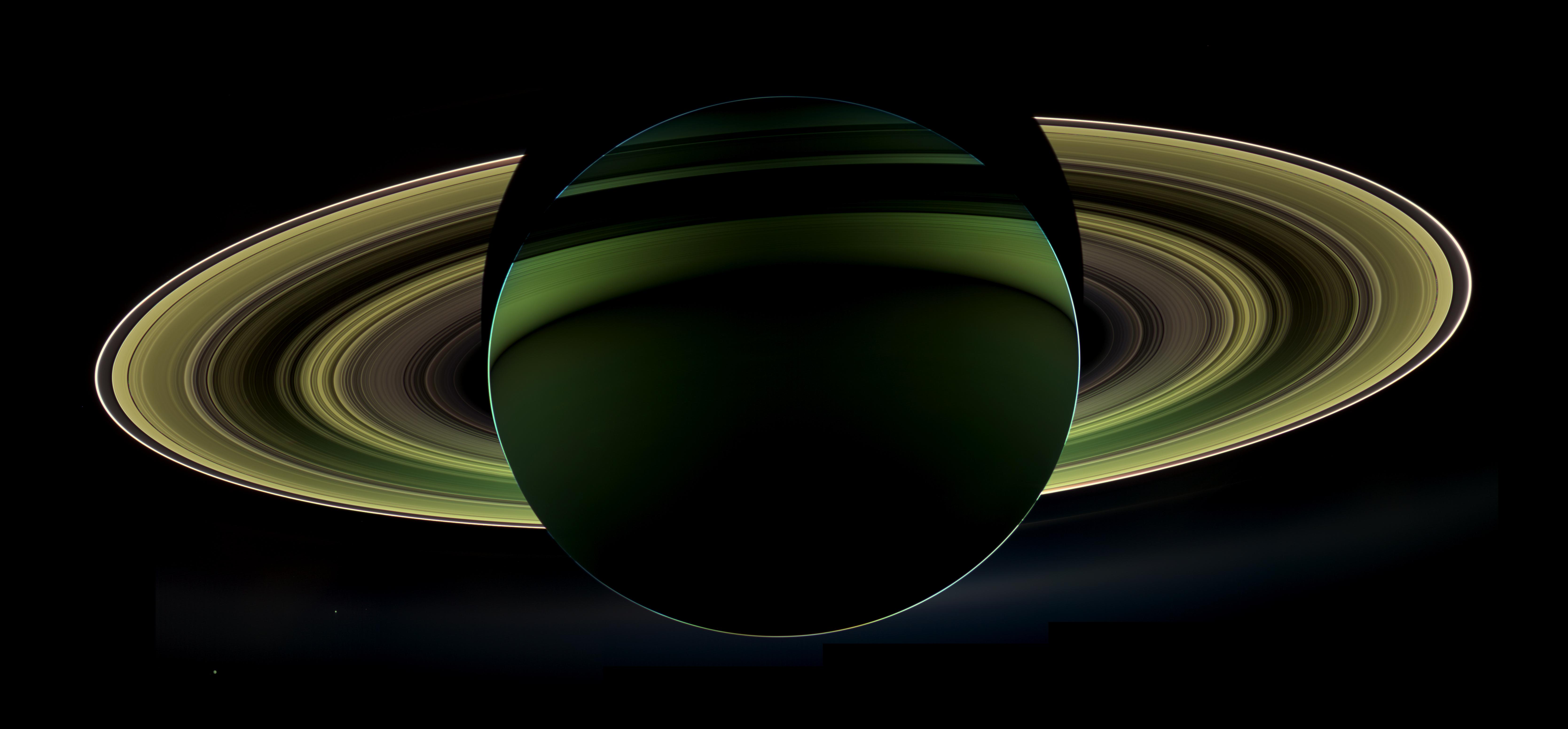Saturn mit seinem weit ausgedehnten Ringsystem, aufgenommen von Cassini