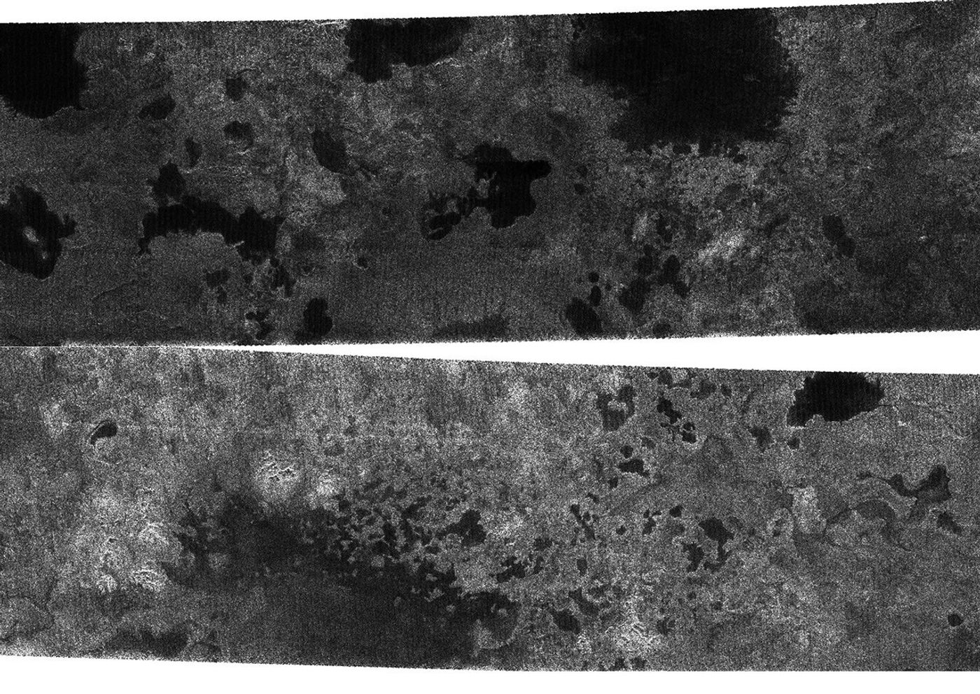Zwei Cassini-Radarstreifen von Titans nördlichen Breiten mit dunklen, seeartigen Flächen, helleren Ufern und Verbindungskanälen
