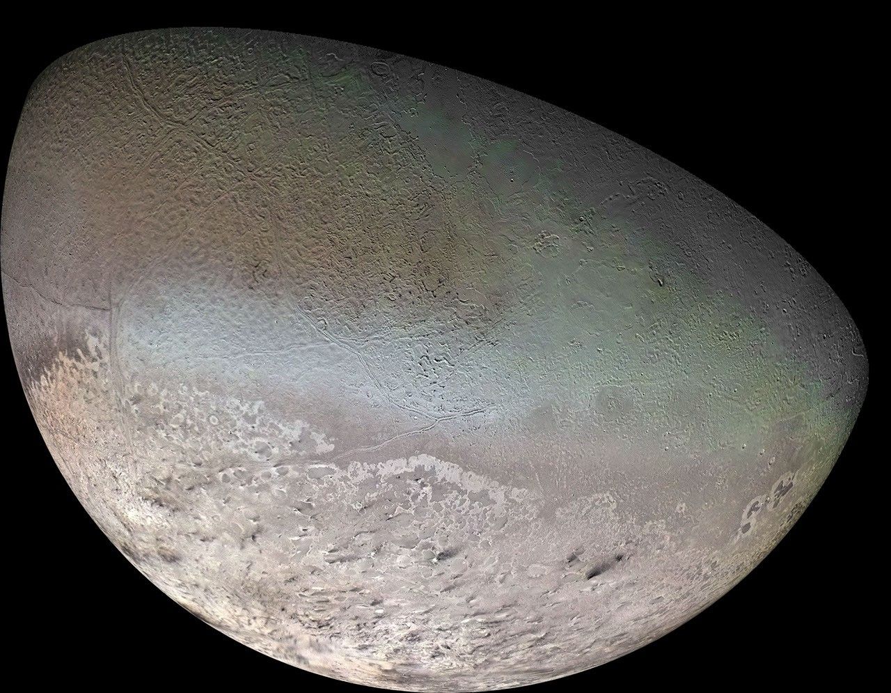 Tritons helle südliche Eisgebiete, dunkle Streifen und strukturierte Landschaften im Voyager-Farbmosaik