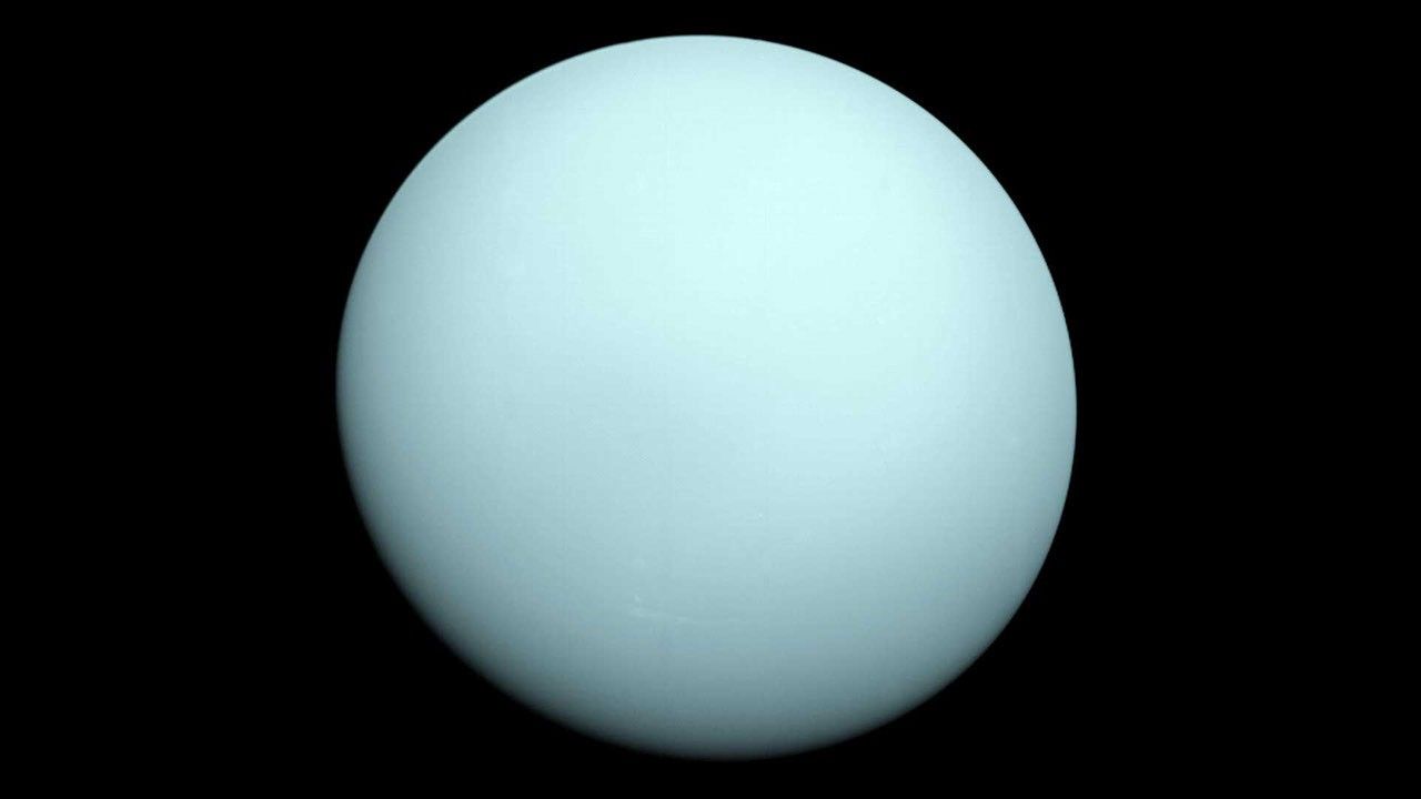 Blass blaugrüner Uranus vor schwarzem Weltraum auf einer Voyager-2-Aufnahme